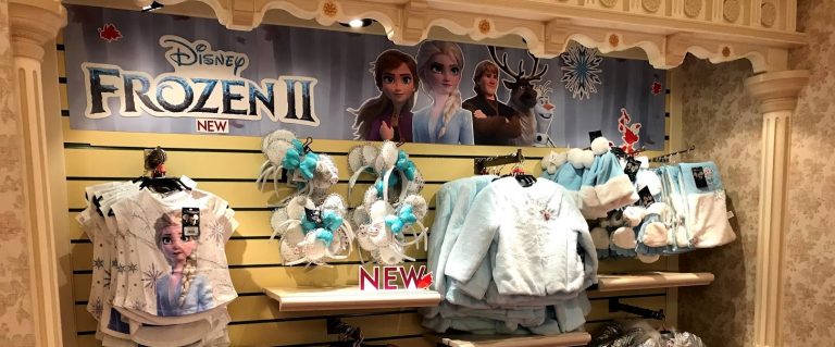 Reine des neiges merchandise is displayed in a Disney store.