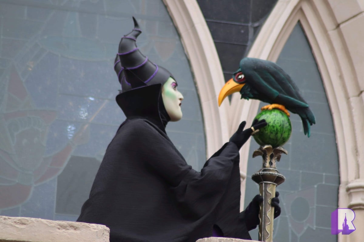 Maleficent at Sleeping Beauty Castle - English & French, Disneyland Paris  Halloween Festival 2020 